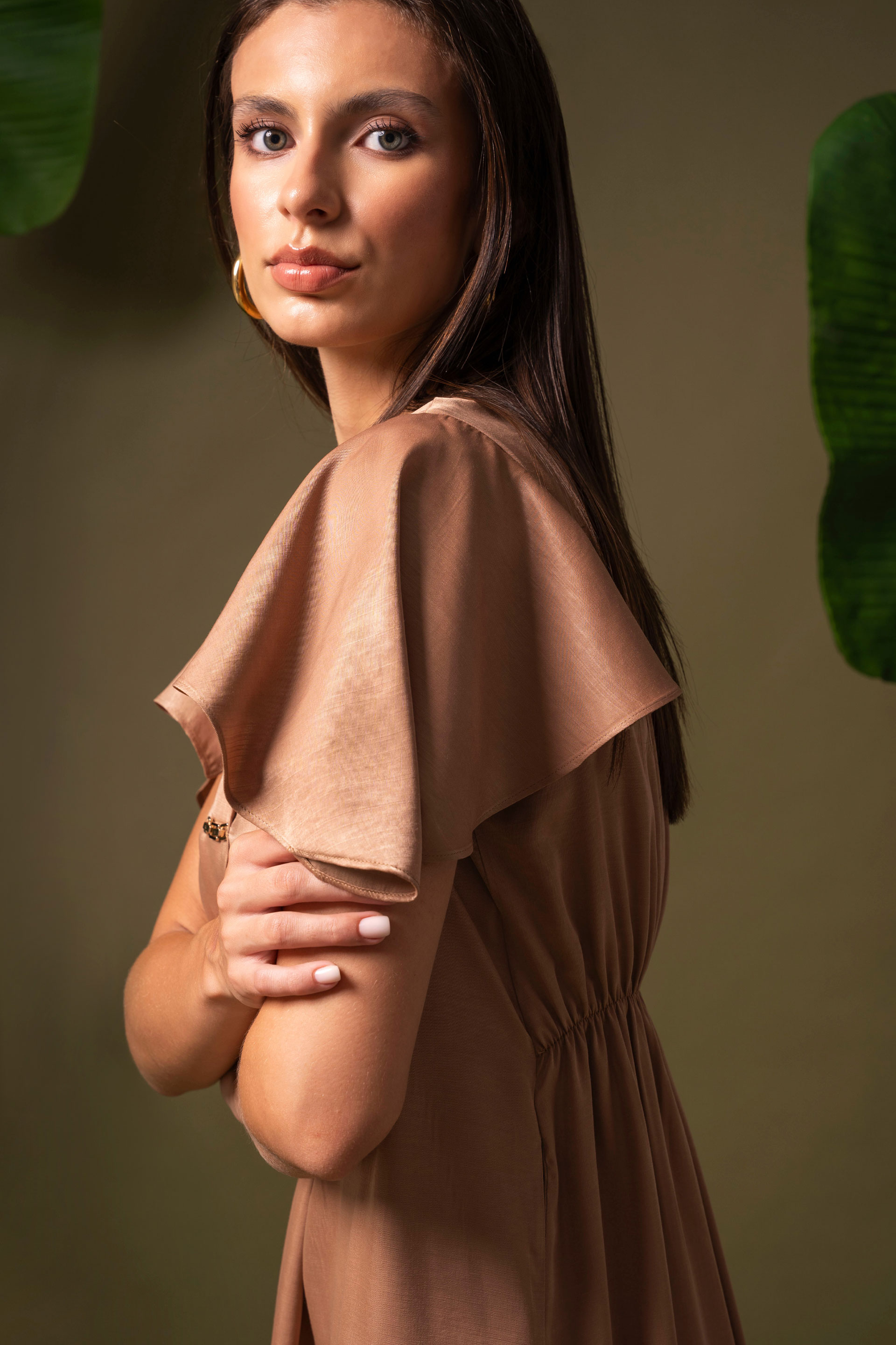 Vestido midi fluido com mangas em folho