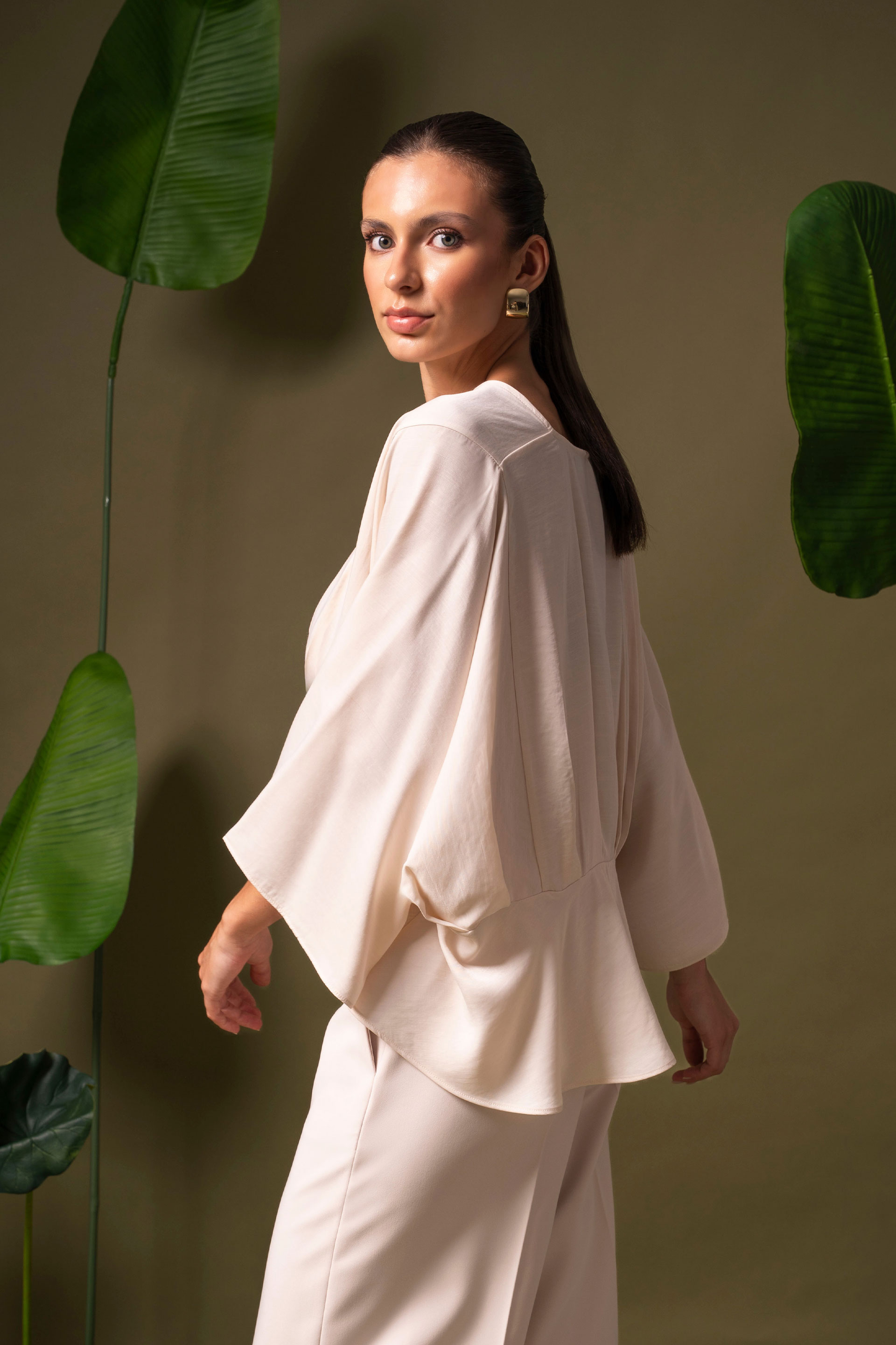 Fluid tunic with defined waist
