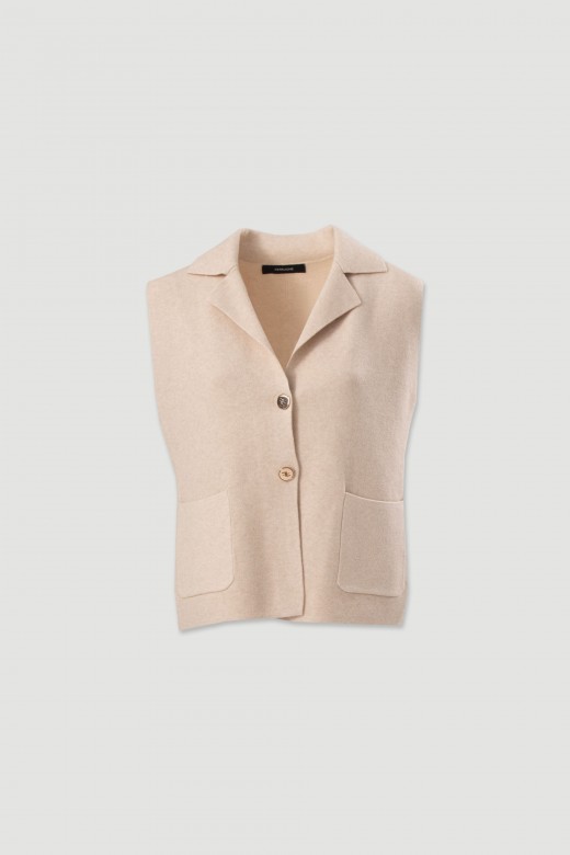 Chaleco de punto con cuello y bolsillos aplicados Chaleco de punto con cuello y bolsillos aplicados