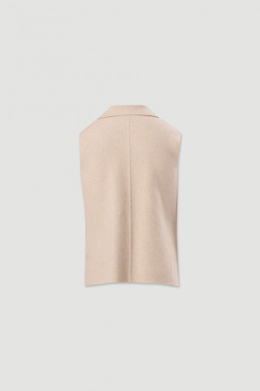 Chaleco de punto con cuello y bolsillos aplicados Chaleco de punto con cuello y bolsillos aplicados