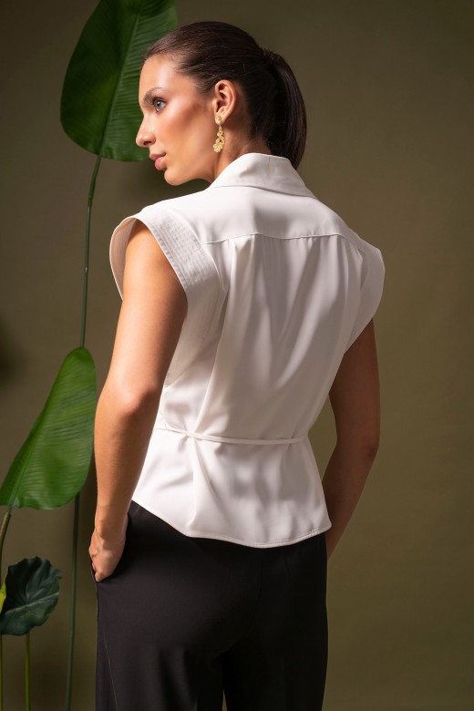 Blusa corta fluida con cinturón Blusa corta fluida con cinturón