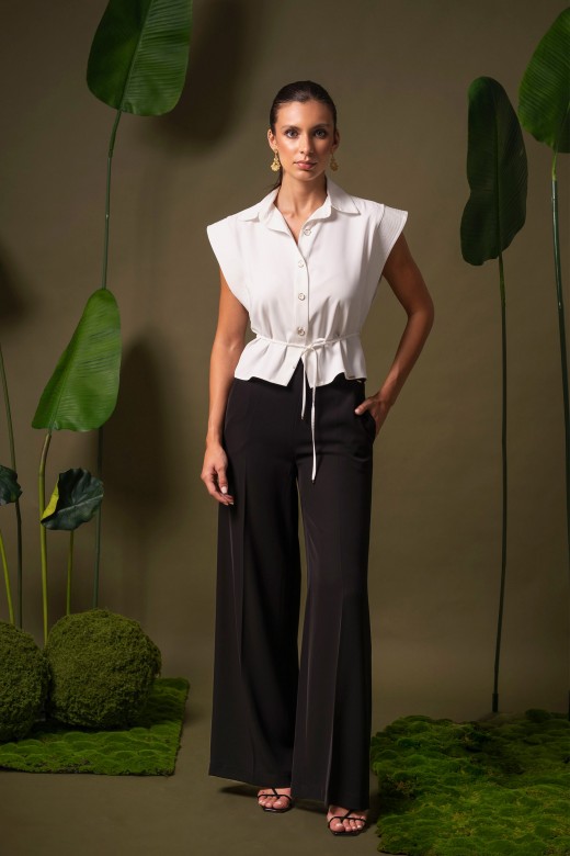 Blusa corta fluida con cinturón Blusa corta fluida con cinturón