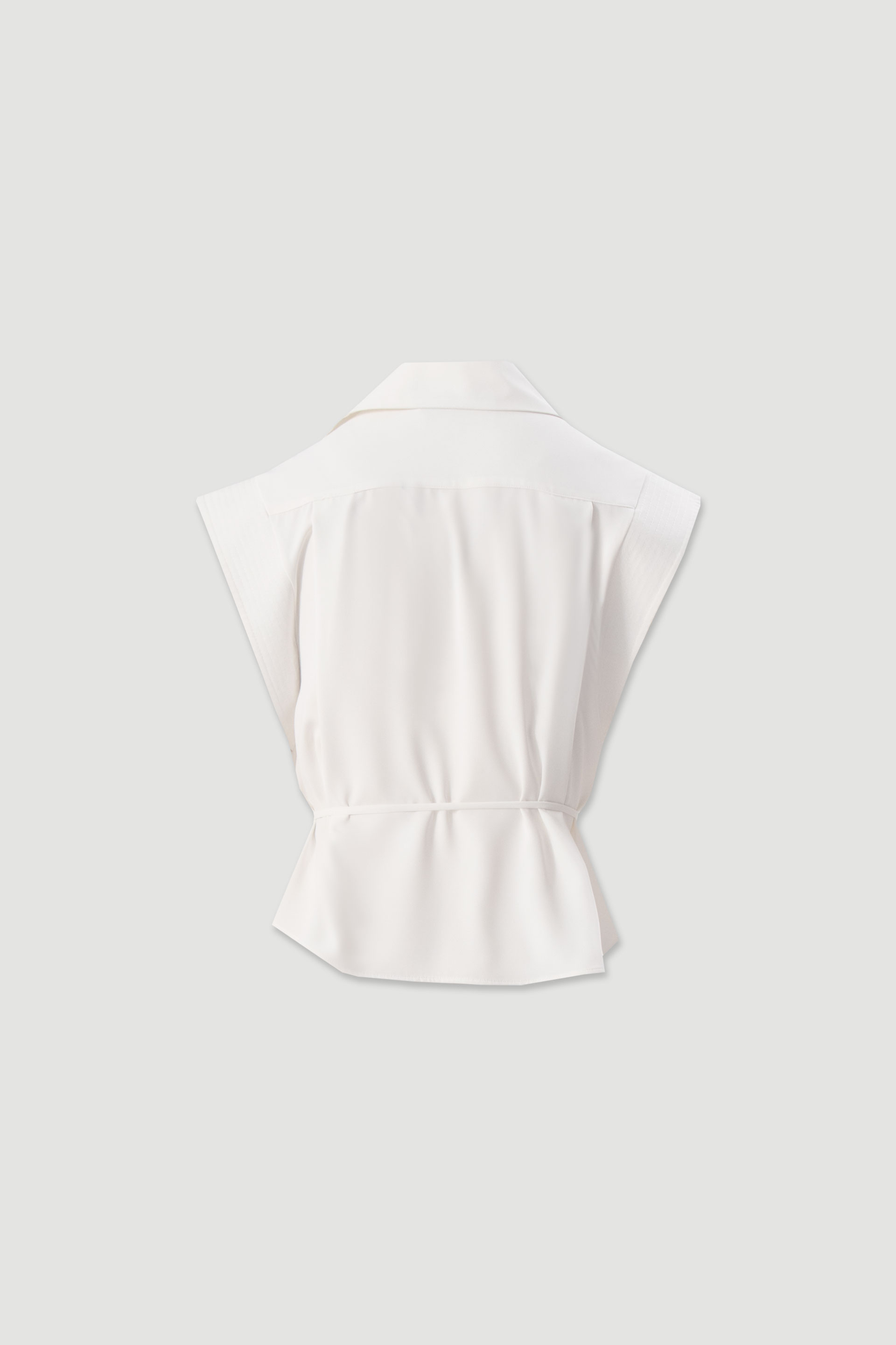 Blusa corta fluida con cinturón