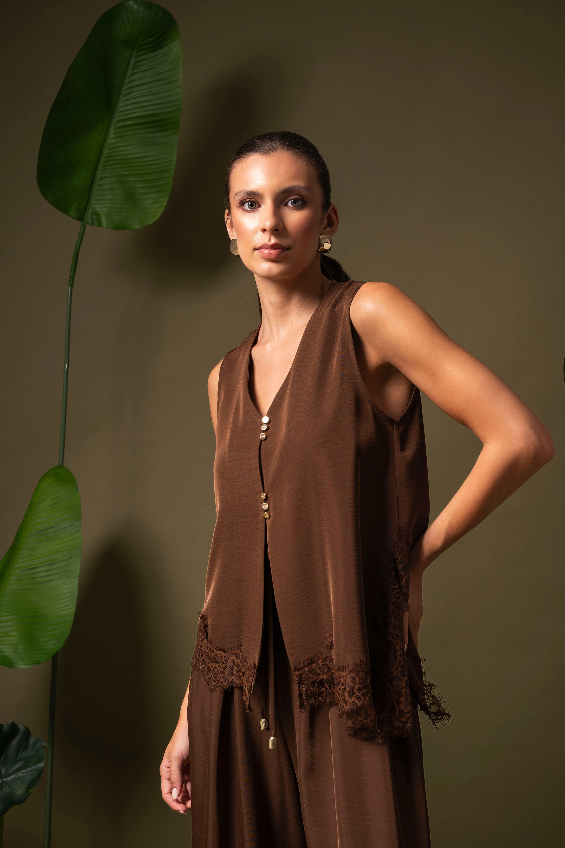 Blusa assimétrica com renda
