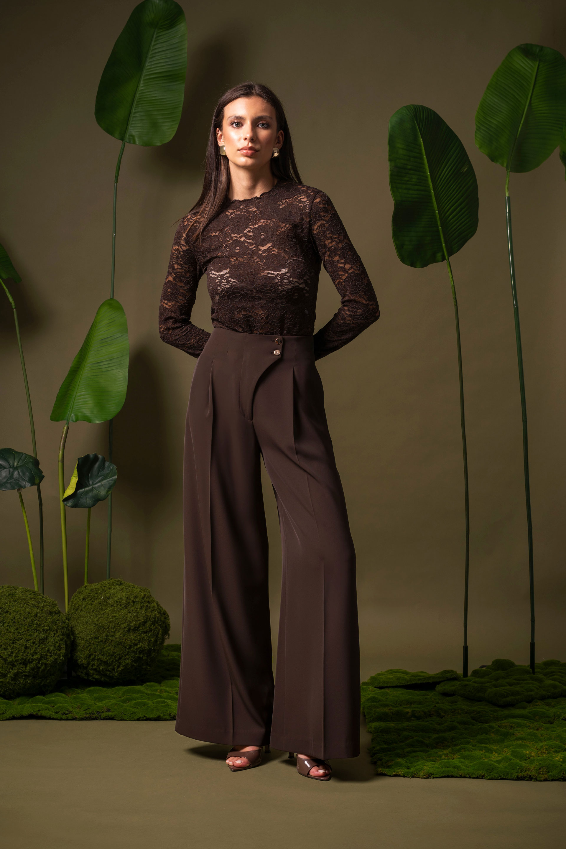 Wide leg trousers with asymmetric fastening