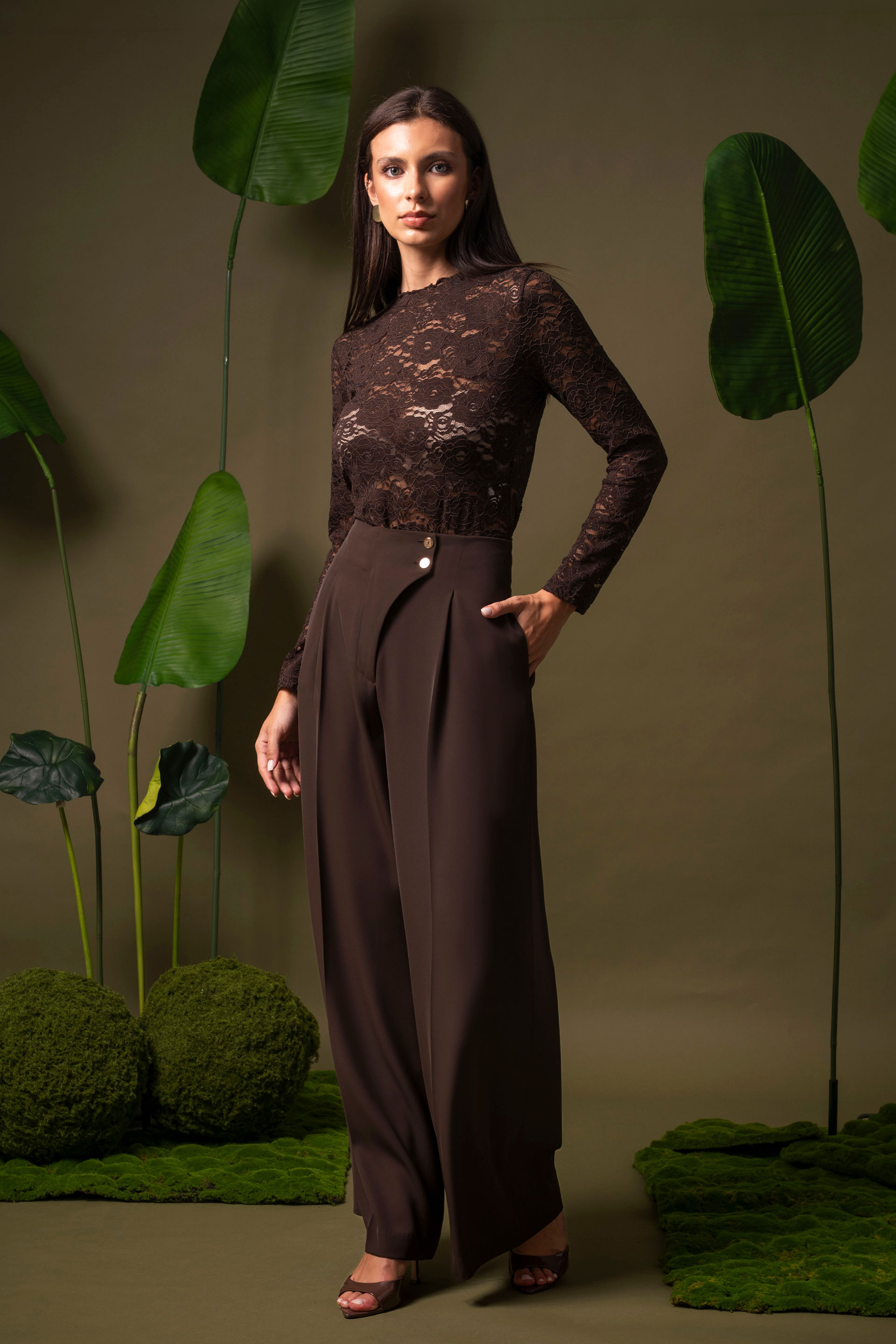 Wide leg trousers with asymmetric fastening