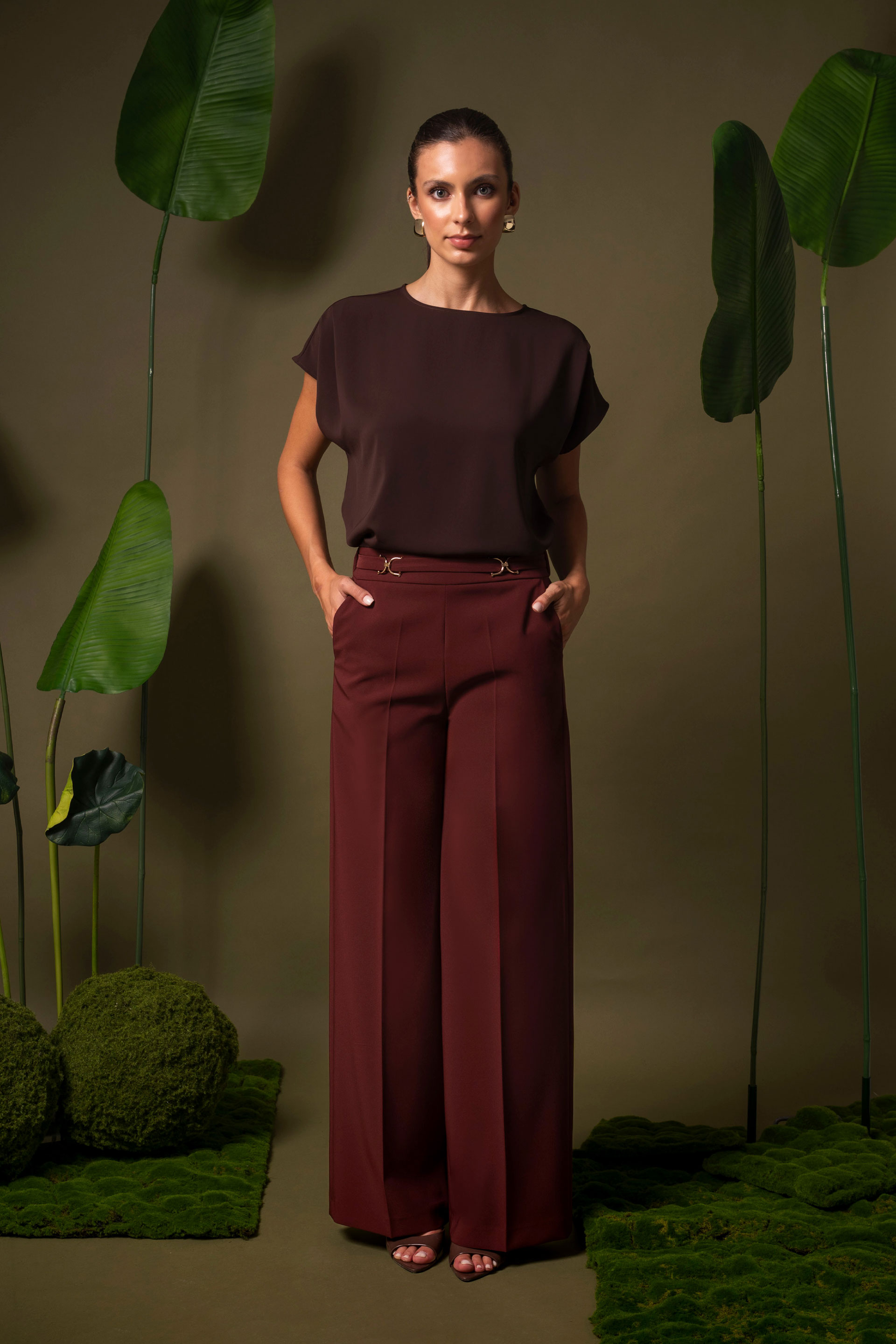 Pantalón wide leg con detalles metálicos