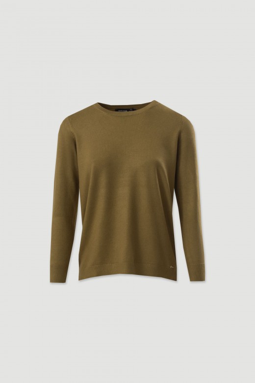 Knit top with round neckline Knit top with round neckline