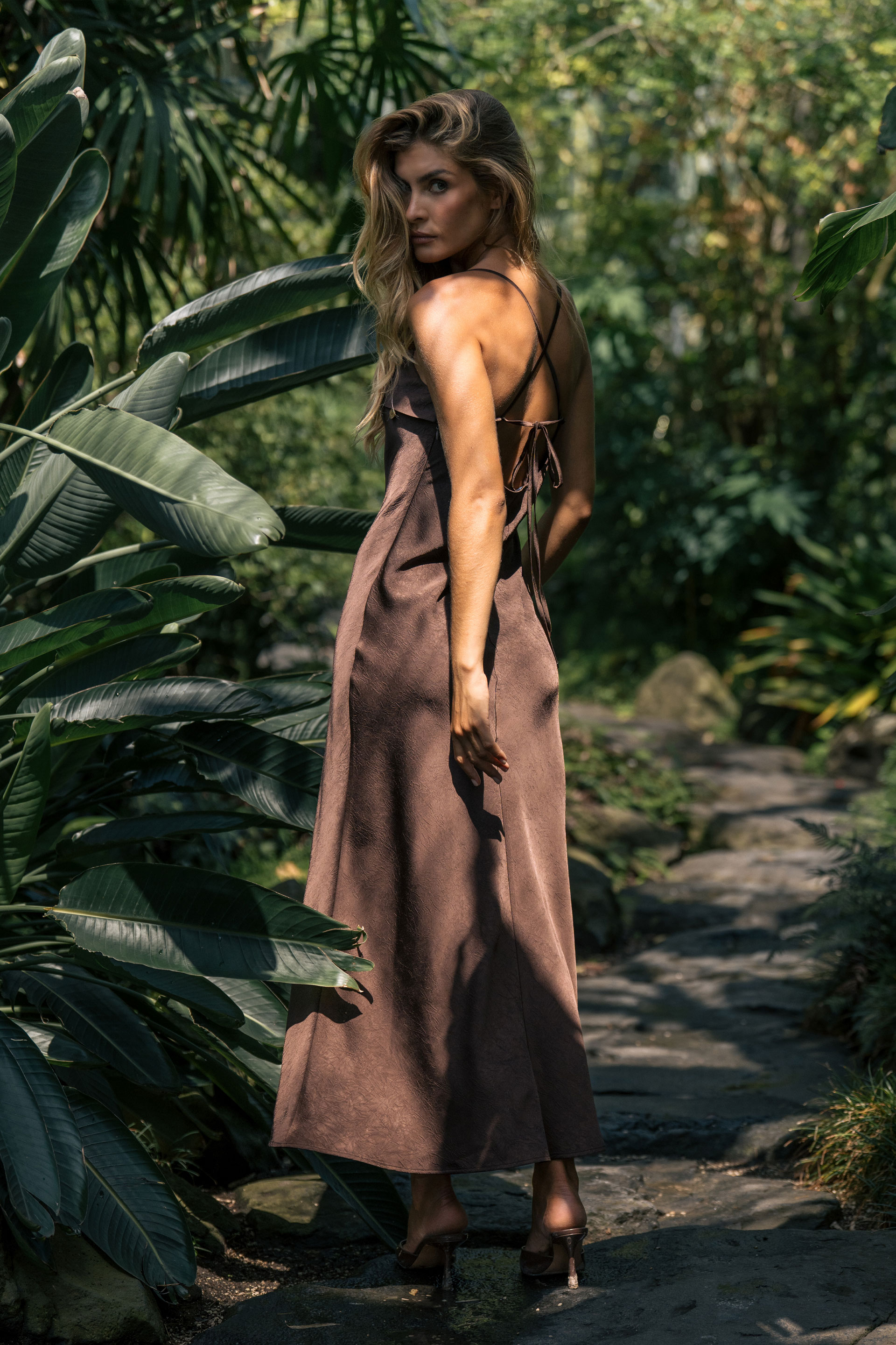 Vestido midi satinado con espalda cruzada