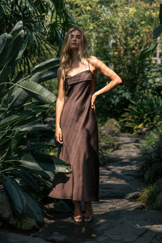 Robe midi satinée à dos croisé Robe midi satinée à dos croisé