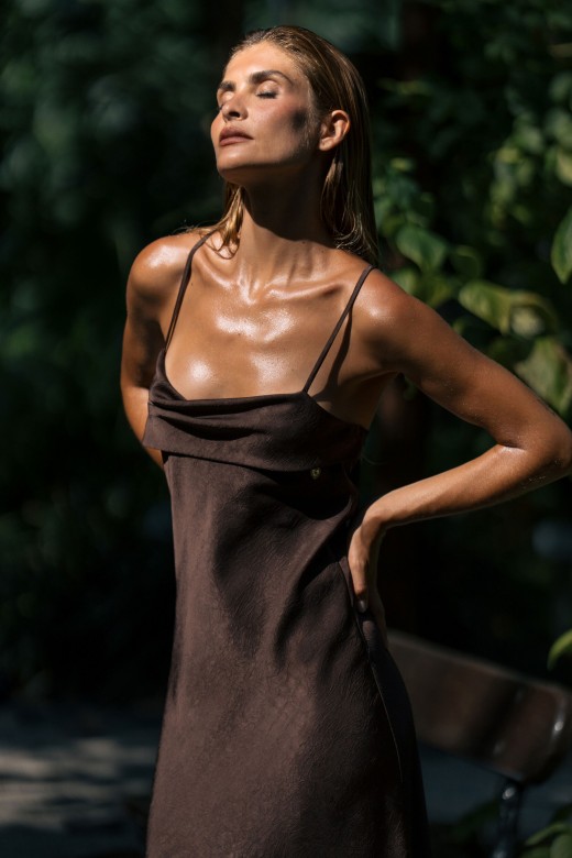 Robe midi satinée à dos croisé Robe midi satinée à dos croisé