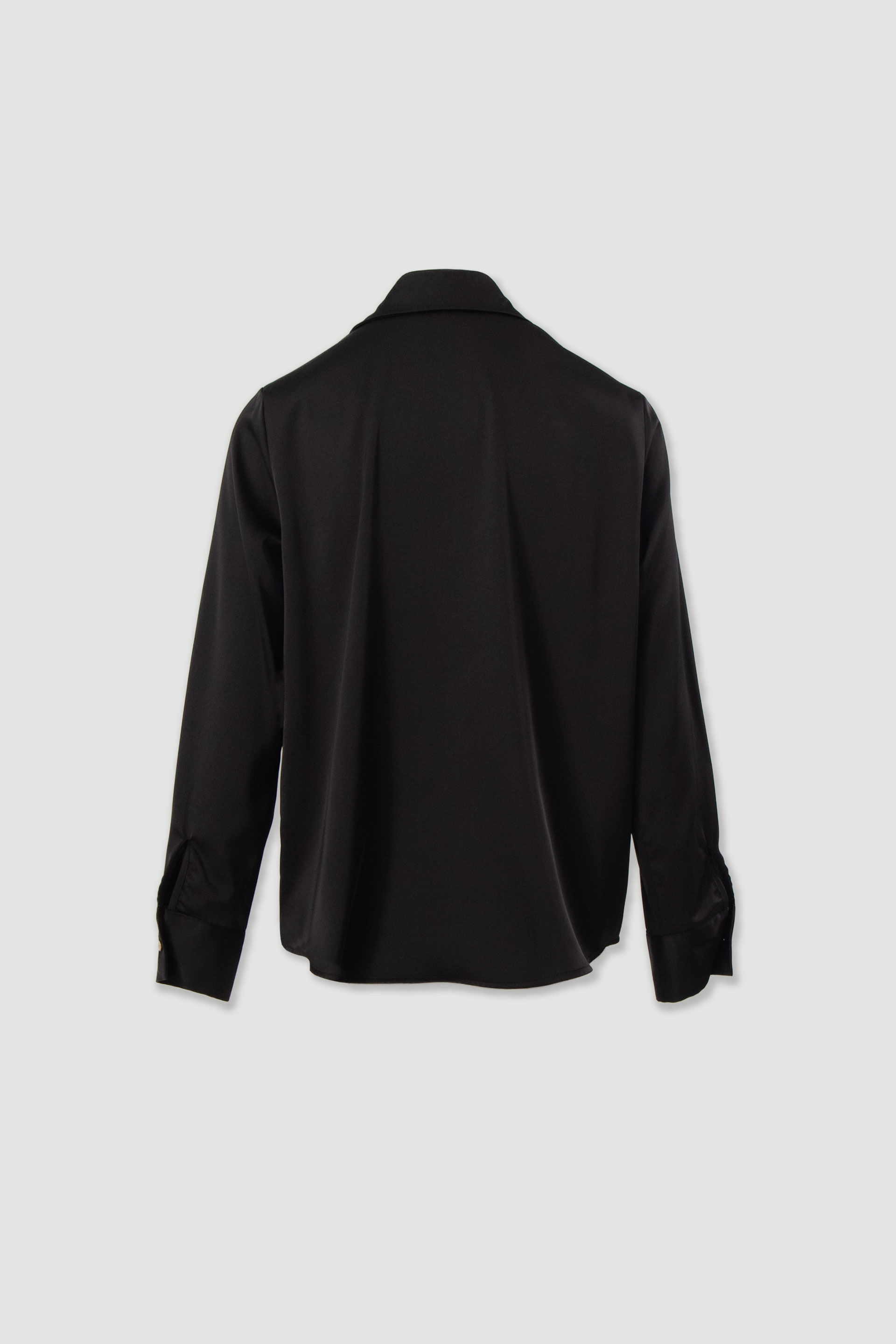 Blusa acetinada de manga comprida