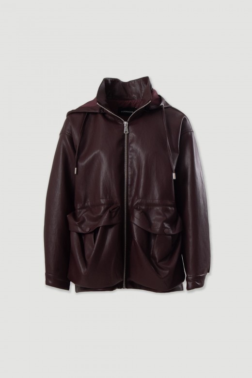 Chaqueta efecto piel con capucha y bolsillos amplios Chaqueta efecto piel con capucha y bolsillos amplios