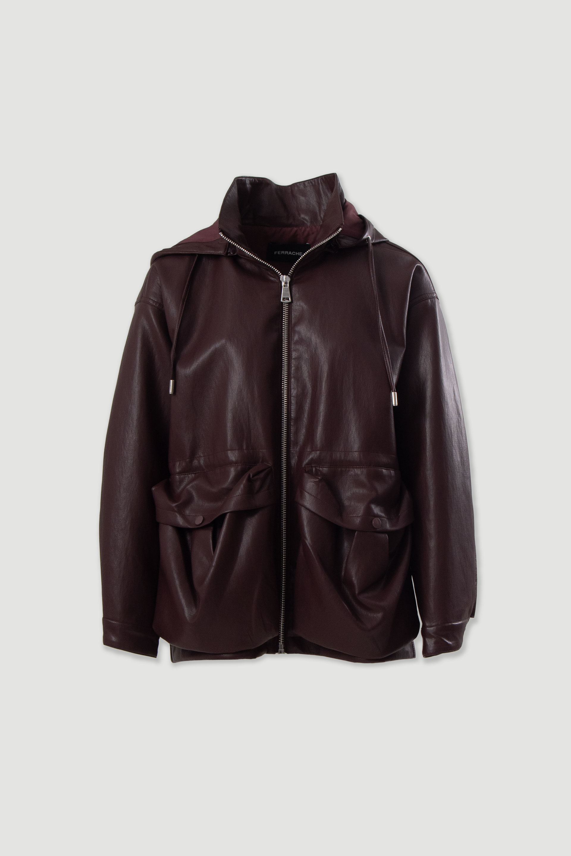 Chaqueta efecto piel con capucha y bolsillos amplios