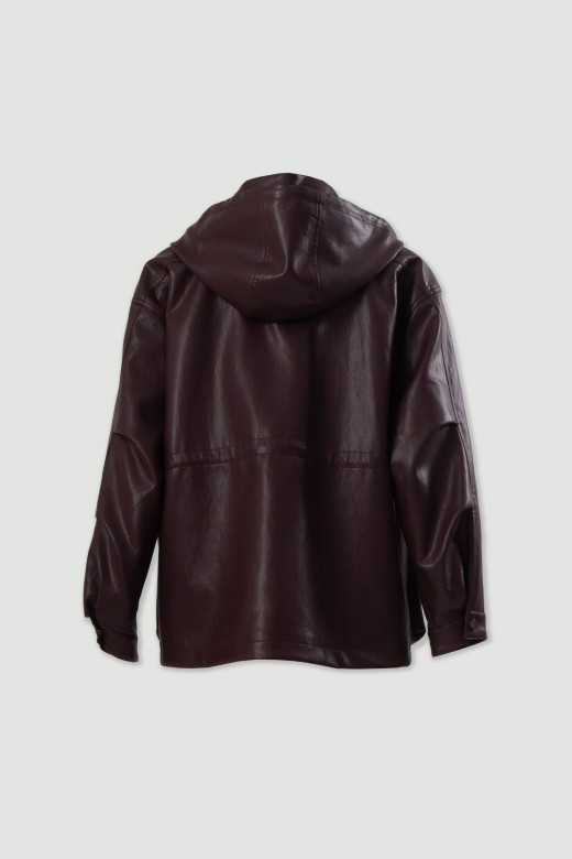 Chaqueta efecto piel con capucha y bolsillos amplios Chaqueta efecto piel con capucha y bolsillos amplios