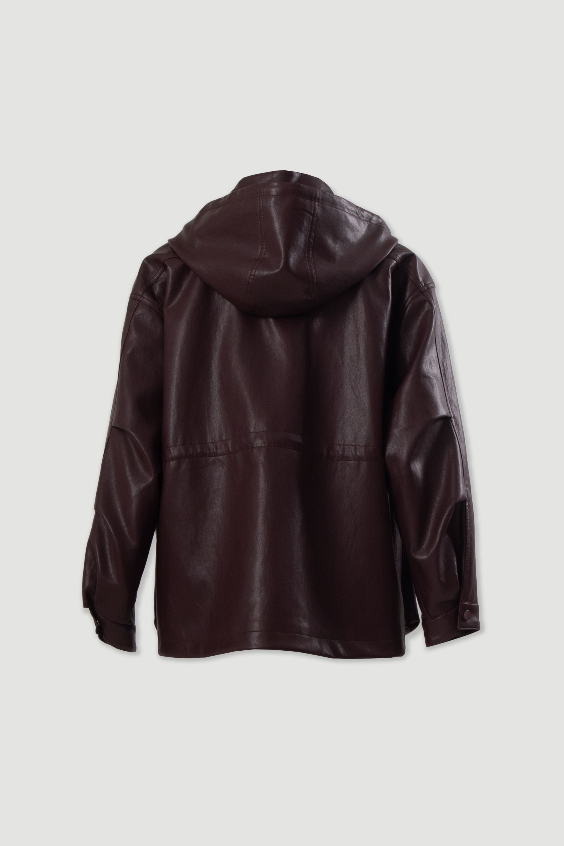 Chaqueta efecto piel con capucha y bolsillos amplios