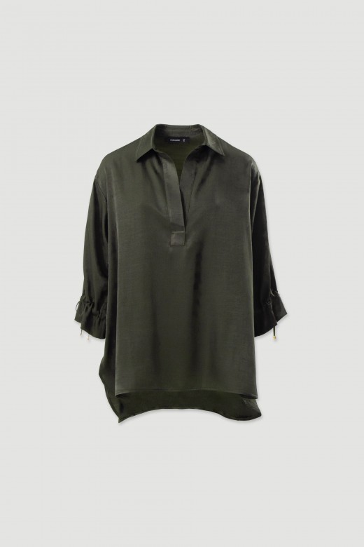 Fluid tunic with adjustable sleeves