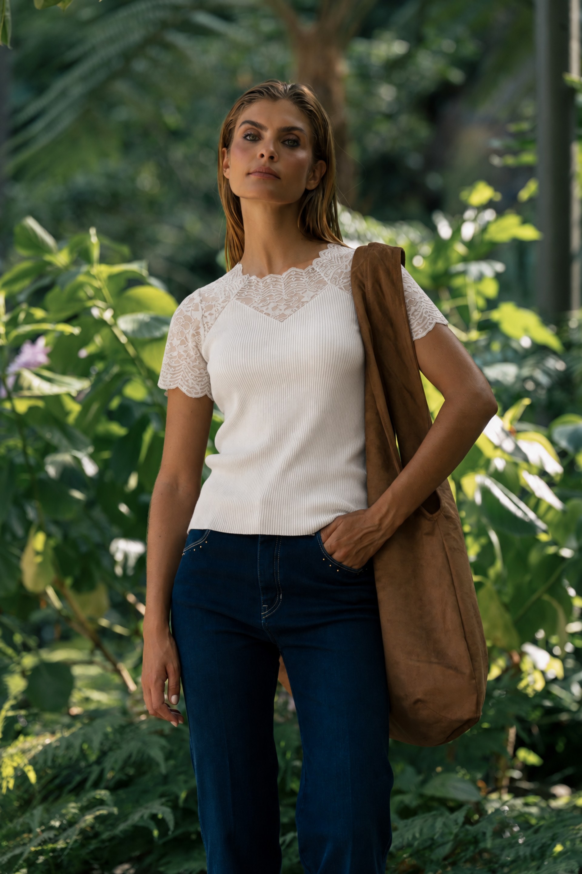 Camisola em malha com detalhe em renda