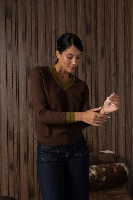 Knit sweater with contrasting v-neck Knit sweater with contrasting v-neck