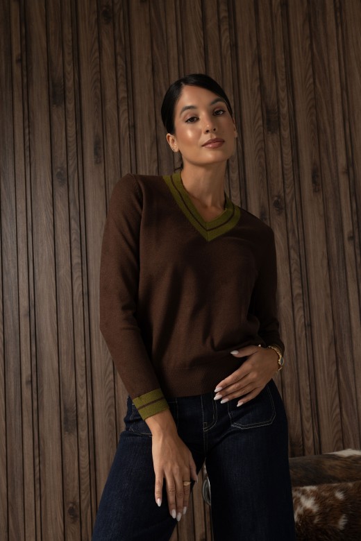 Knit sweater with contrasting v-neck Knit sweater with contrasting v-neck