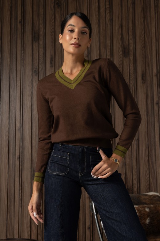 Knit sweater with contrasting v-neck Knit sweater with contrasting v-neck