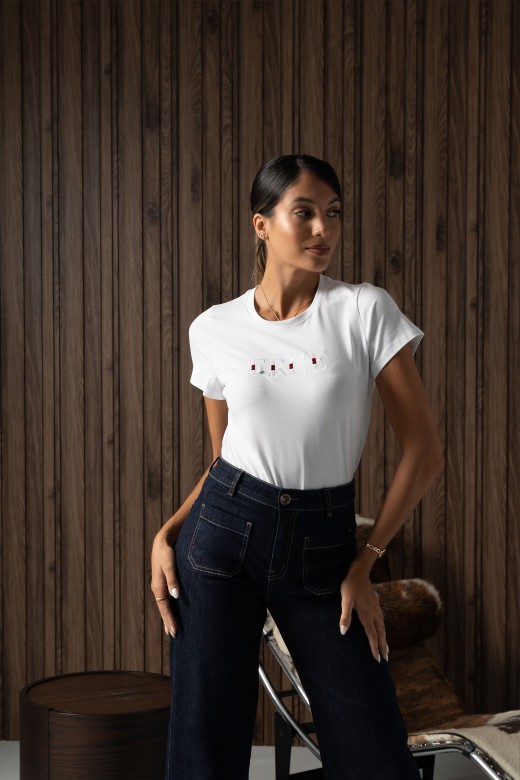 T-shirt em algodão com bordado T-shirt em algodão com bordado