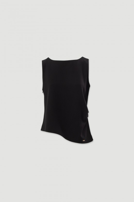 Top asim�trico con detalle drapeado