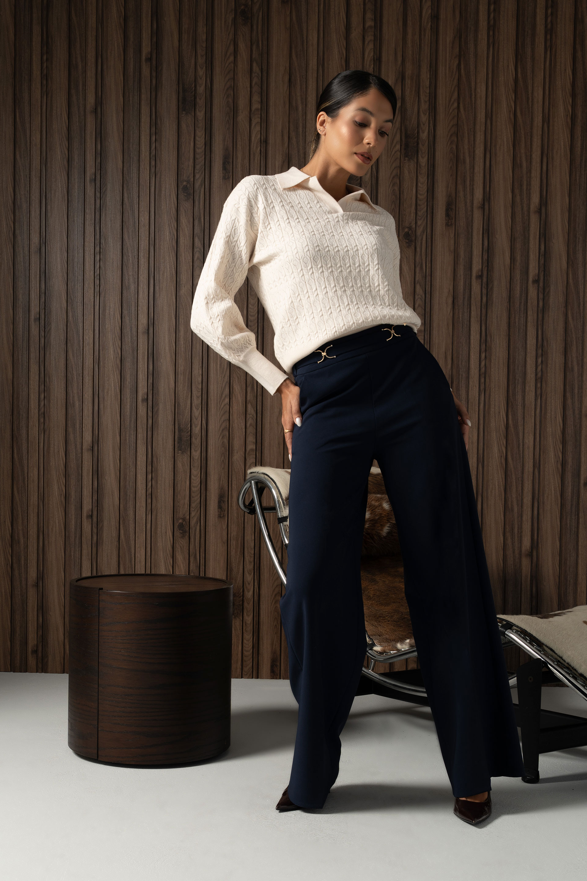Calça wide leg com detalhes metálicos