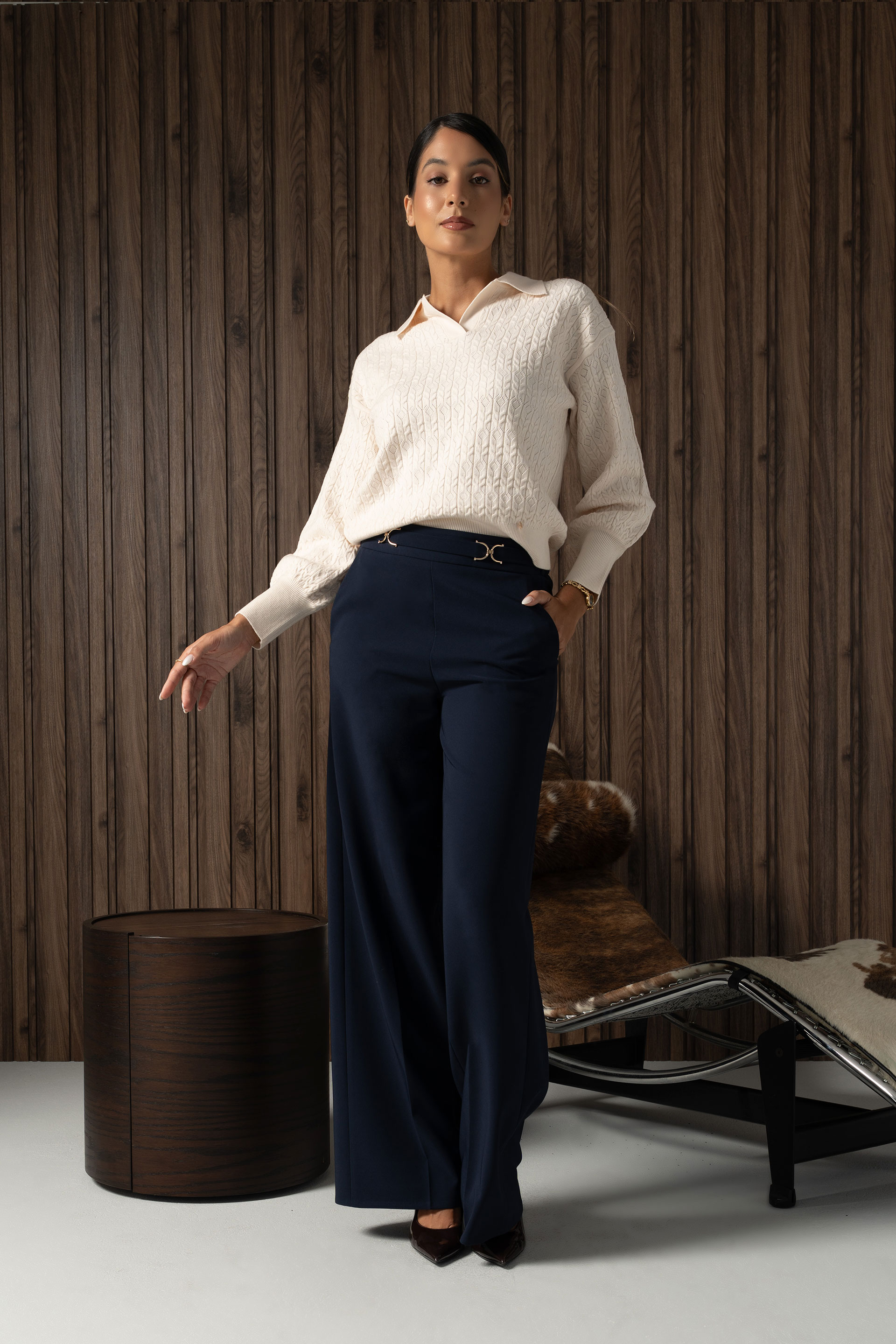 Calça wide leg com detalhes metálicos