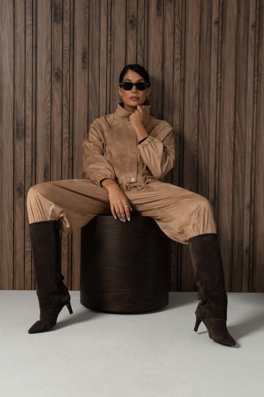 Bomber efeito camur�a com cintura ajust�vel