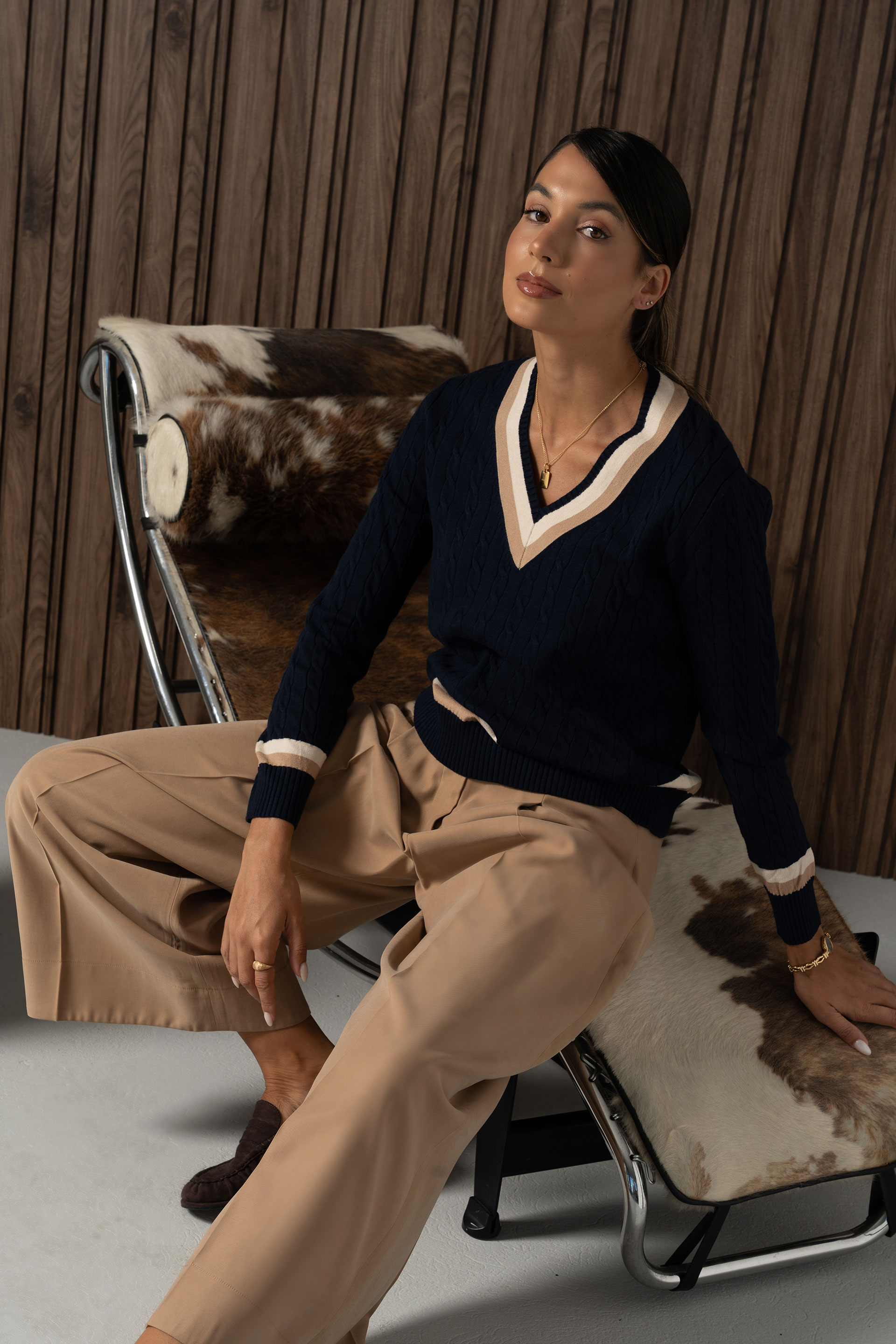 Camisola de malha entrançada com decote em v