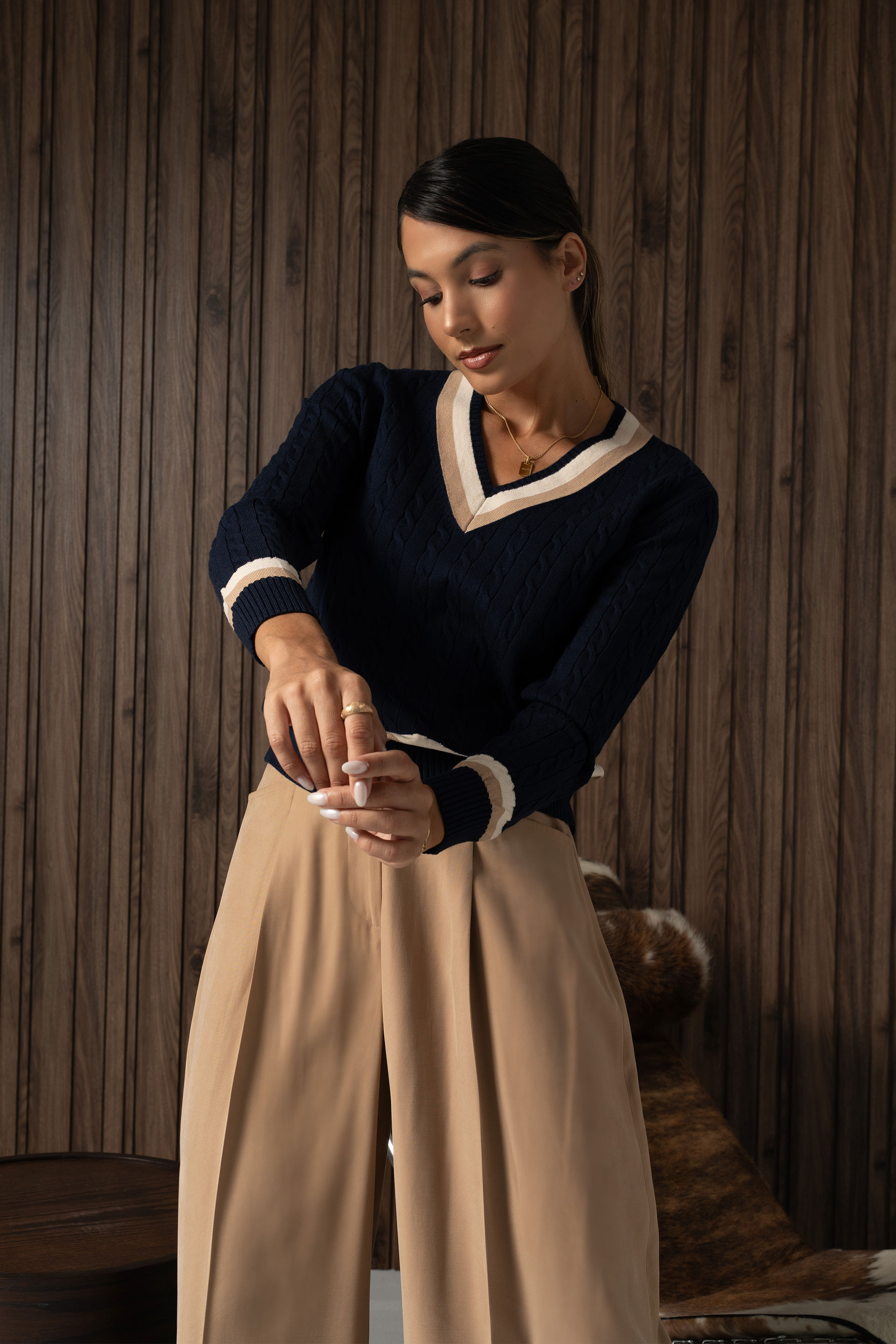 Camisola de malha entrançada com decote em v