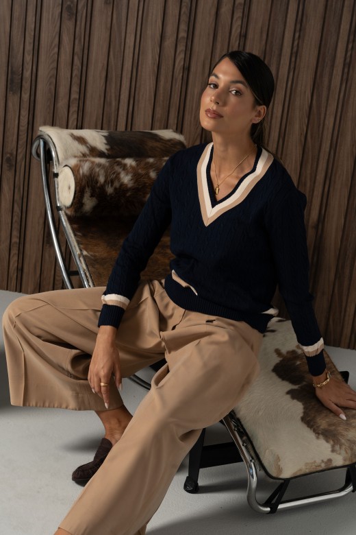 Camisola de malha entrançada com decote em v Camisola de malha entrançada com decote em v