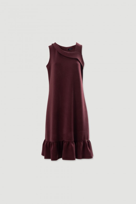 Vestido curto com decote assimétrico e folho Vestido curto com decote assimétrico e folho