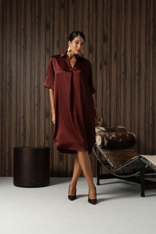 Vestido fluído midi acetinado Vestido fluído midi acetinado
