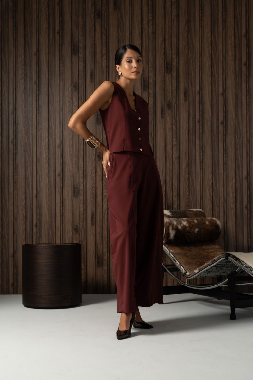 Fitted vest with v-neckline Fitted vest with v-neckline