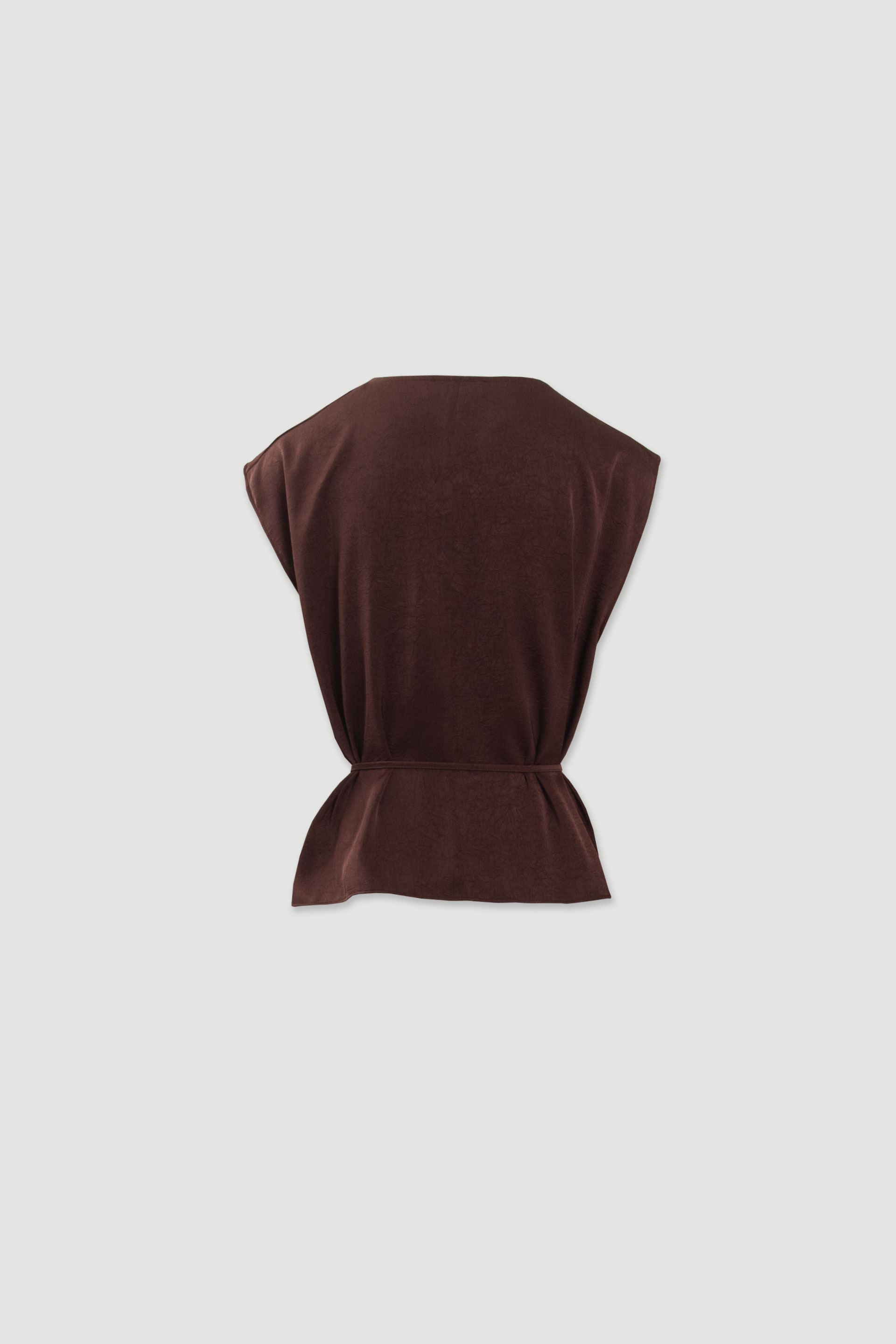 Blusa fluida com decote drapeado e cintura ajustável