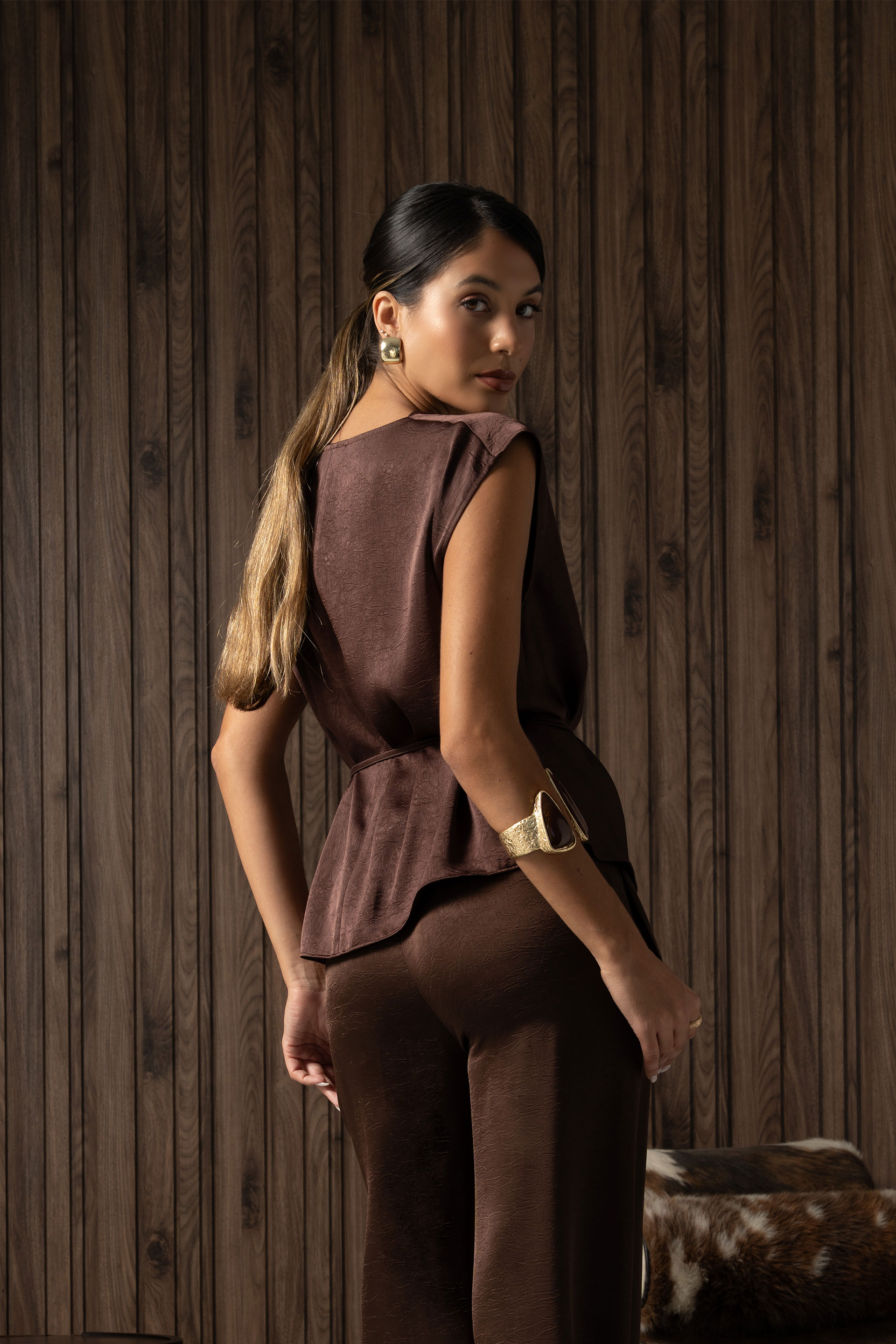 Blusa fluida com decote drapeado e cintura ajustável