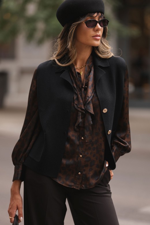 Blusa estampada com laçada no decote Blusa estampada com laçada no decote