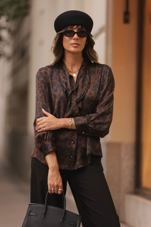Blusa estampada com laçada no decote Blusa estampada com laçada no decote