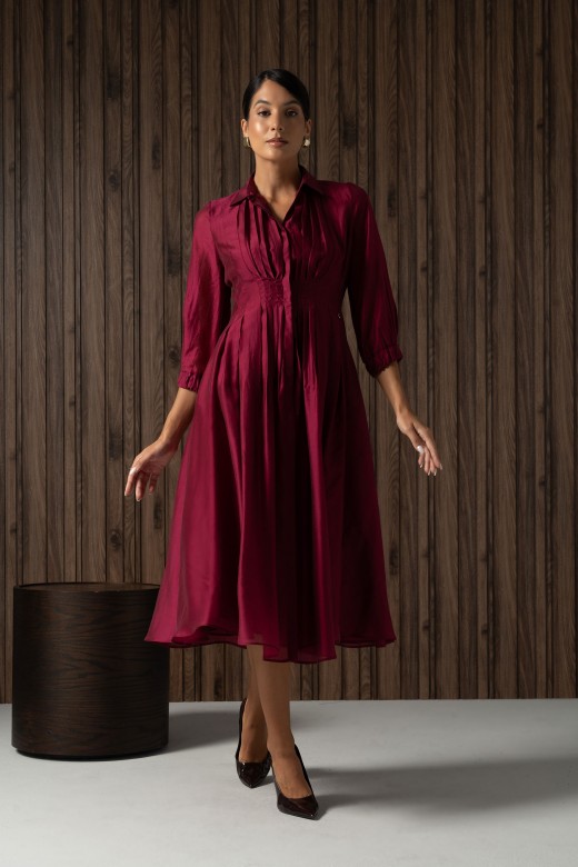 Vestido midi fluido com cintura marcada Vestido midi fluido com cintura marcada
