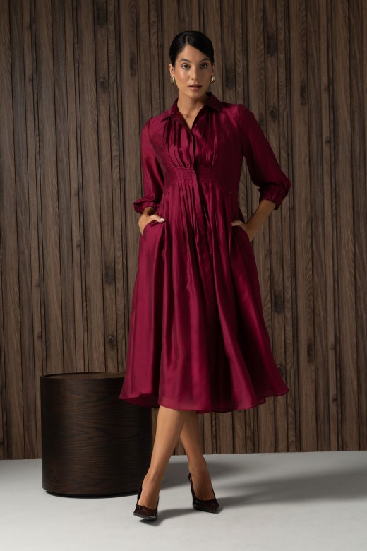 Vestido midi fluido com cintura marcada Vestido midi fluido com cintura marcada
