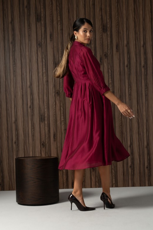 Vestido midi fluido com cintura marcada Vestido midi fluido com cintura marcada