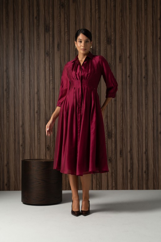 Vestido midi fluido com cintura marcada Vestido midi fluido com cintura marcada