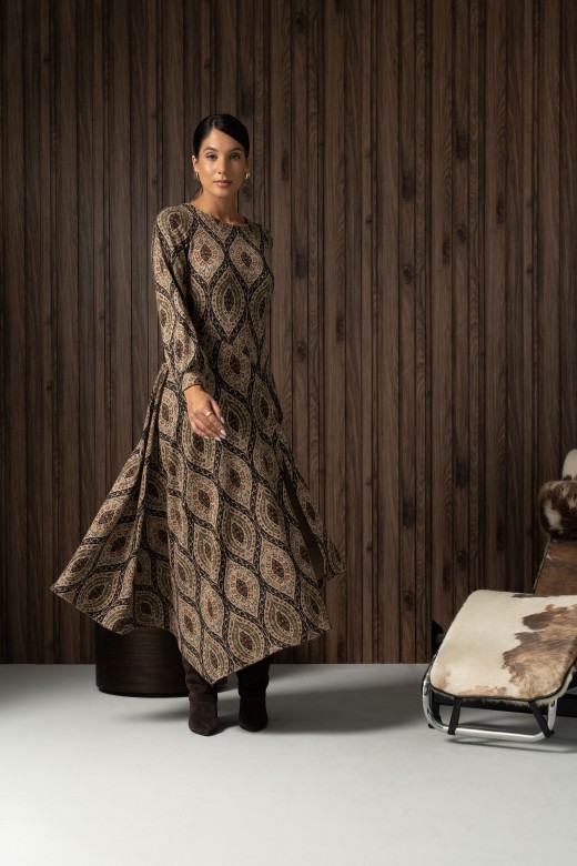 Vestido midi estampado com bainha assimétrica Vestido midi estampado com bainha assimétrica