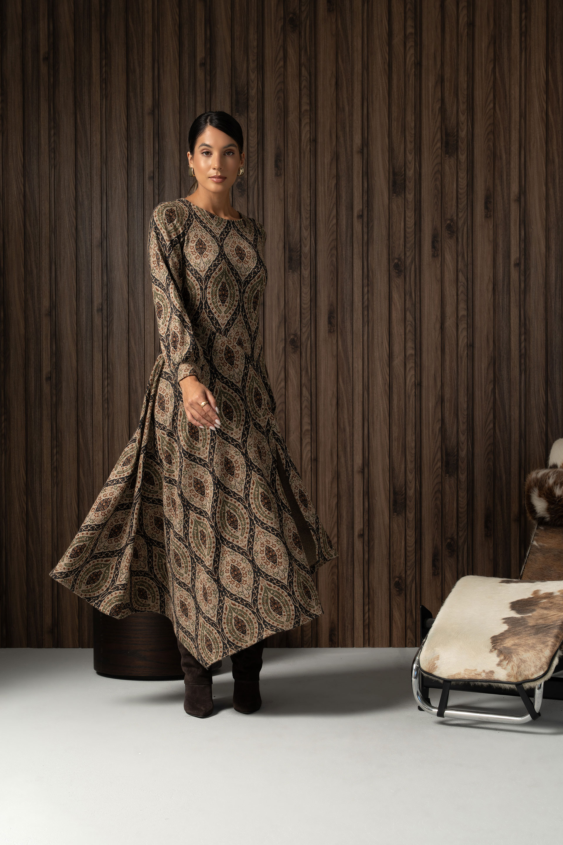 Vestido midi estampado com bainha assimétrica