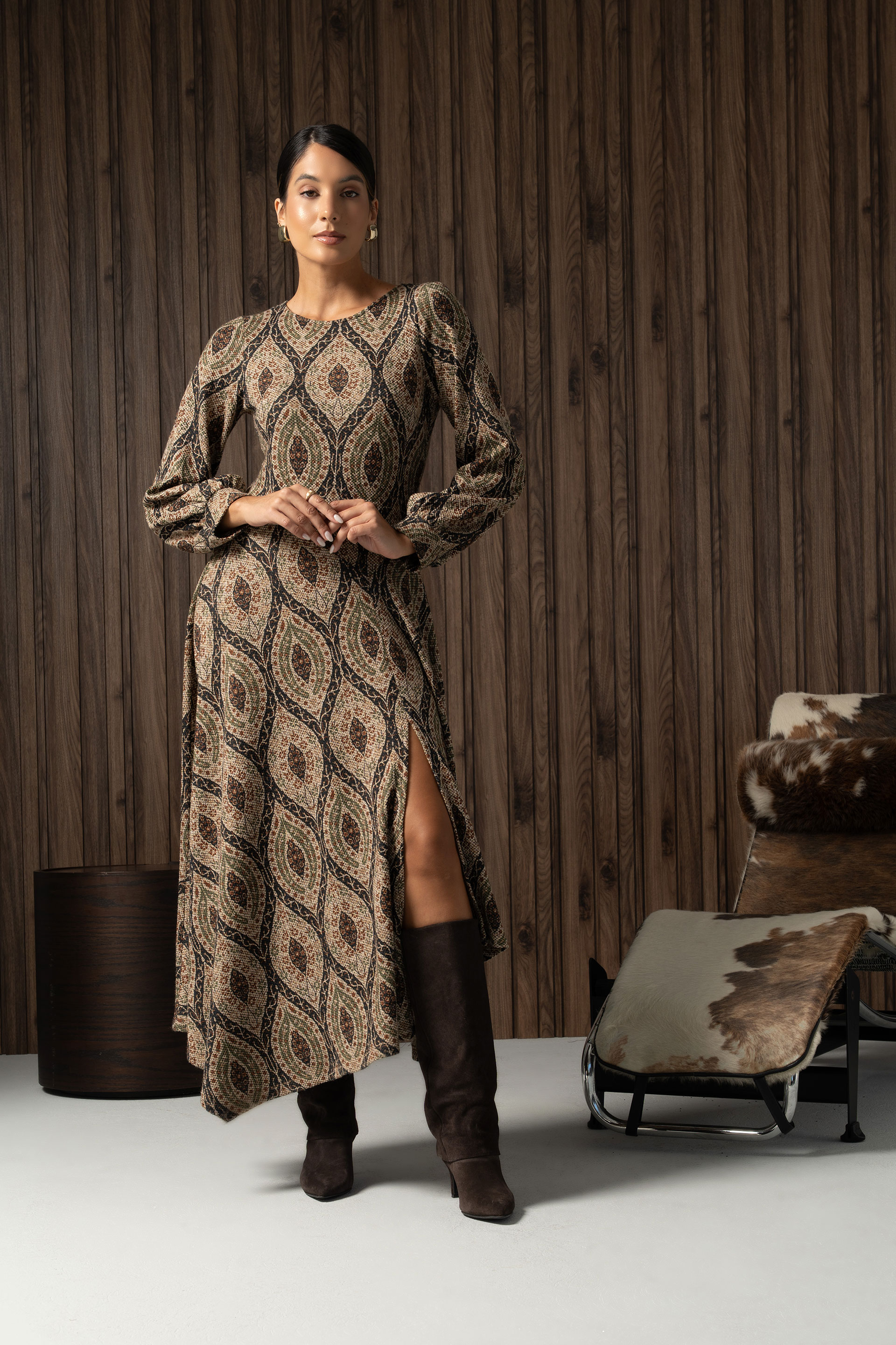 Vestido midi estampado com bainha assimétrica