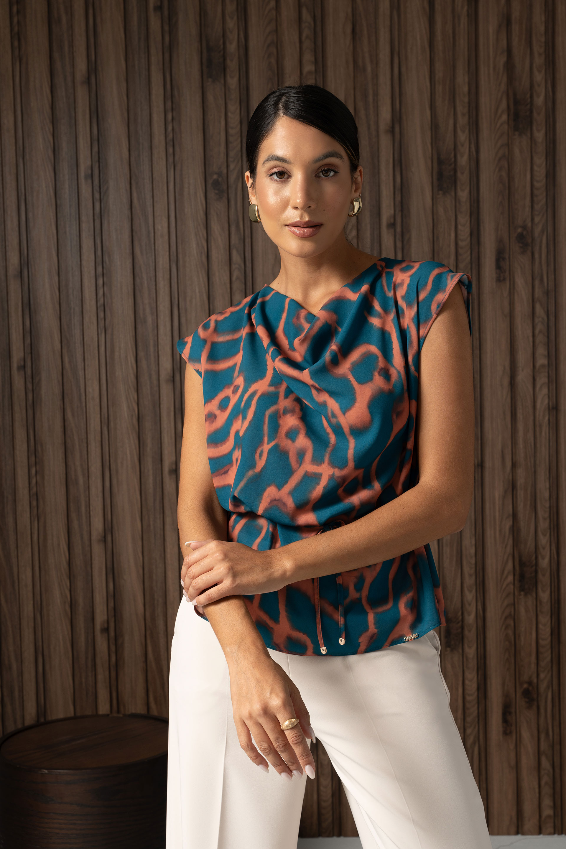 Blusa estampada com cinto fino