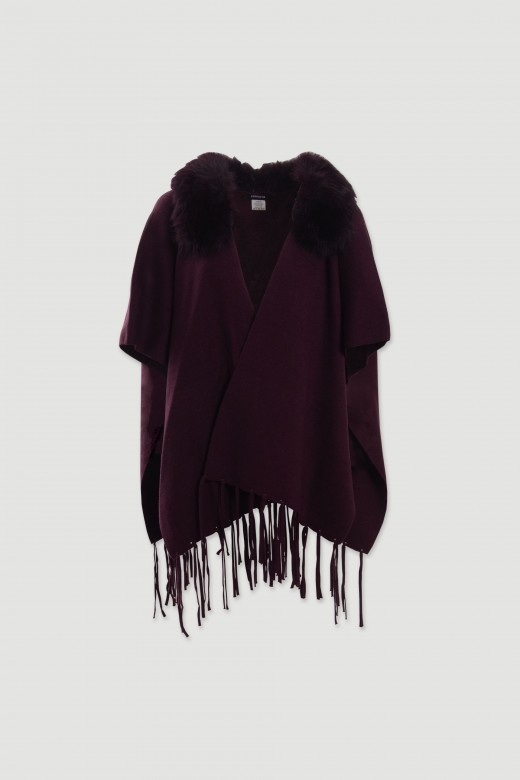 Cape with fur collar and fringe Cape with fur collar and fringe