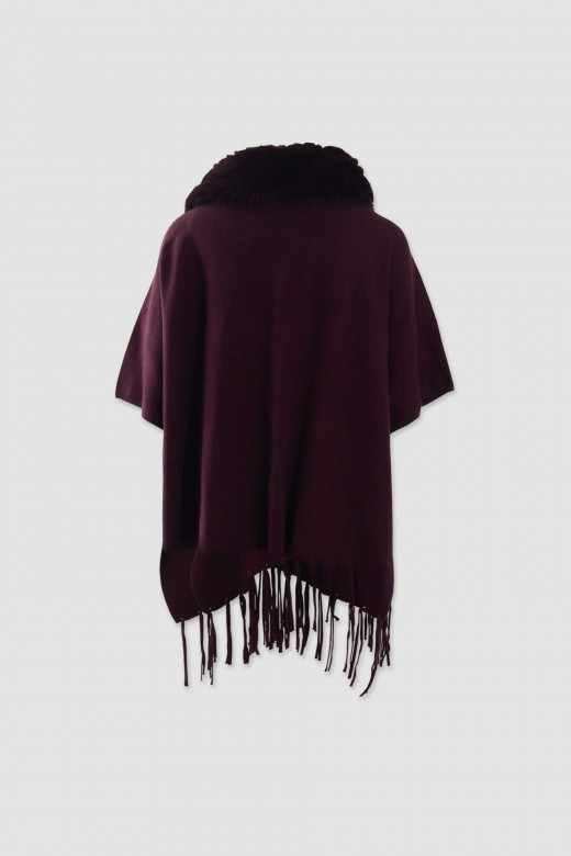 Cape with fur collar and fringe Cape with fur collar and fringe